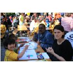 Münchner Kindl Lauf 2011 - Malaktion:  Mugundt  (7 Jahre), und ihre Eltern